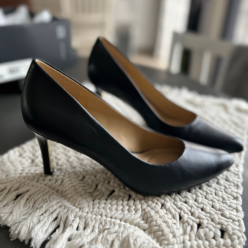 Naturalizer Black Pointed-Toe Leather Mid Heels